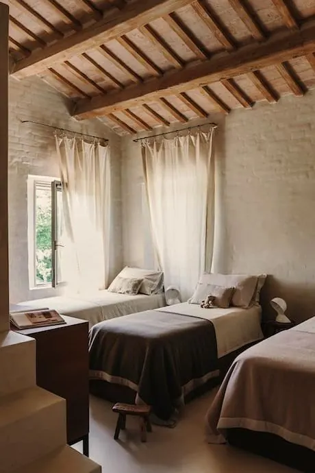 Twin bedroom under the beams