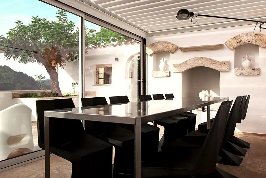 Dining room opening onto the courtyard